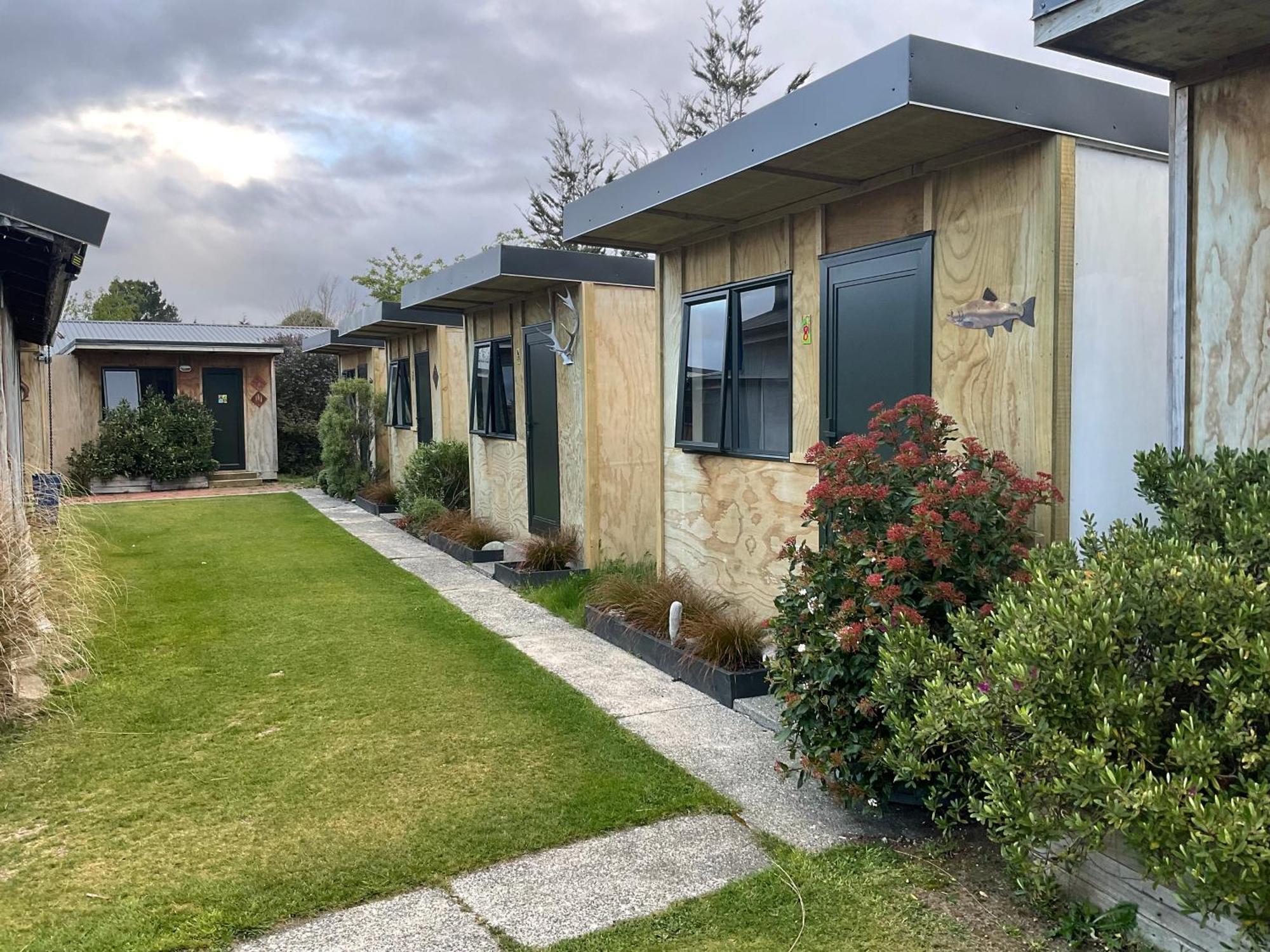 Mountains Edge Cabins Monowai 外观 照片
