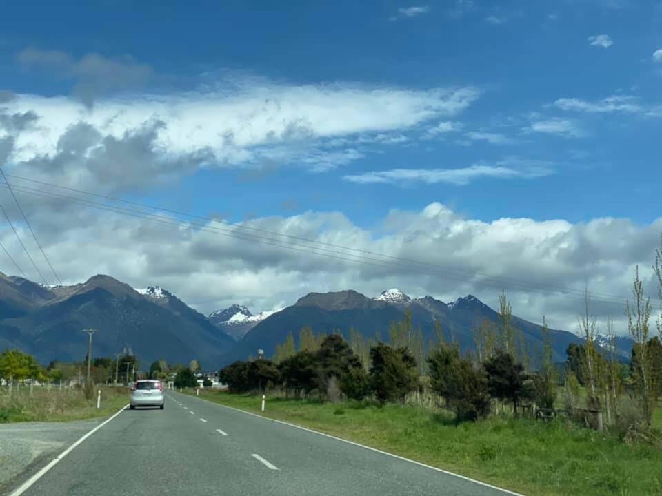 Mountains Edge Cabins Monowai 外观 照片